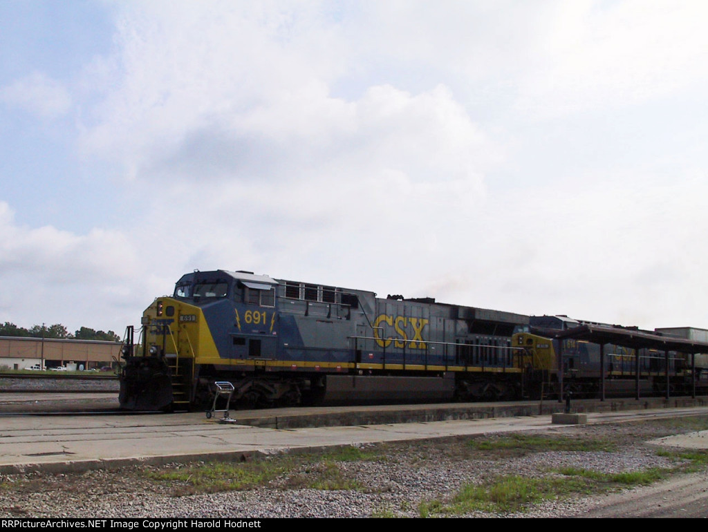 CSX 691 & 614 lead an intermodal train southbound